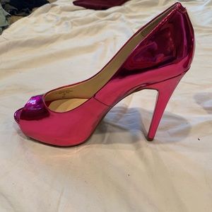 Guess hot pink metallic peep toe pumps, like new